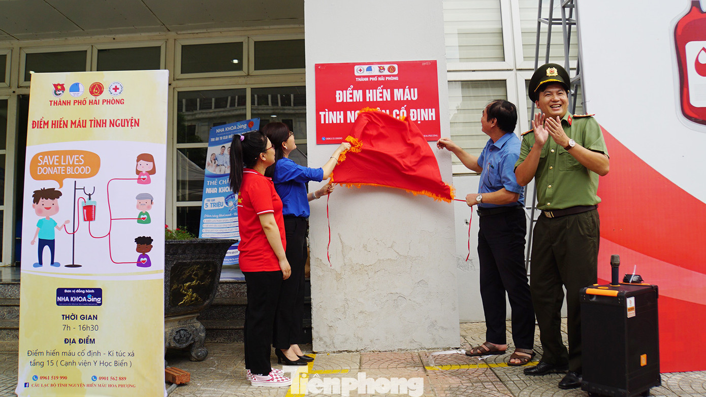 Cũng trong buổi sáng 26/5, các đại biểu đoàn công tác số 4 (TƯ Đoàn) đã thực hiện nghi thức ra mắt "Điểm hiến máu tình nguyện cố định" và tham gia ngày hội hiến máu tình nguyện năm 2024 diễn ra tại khu nhà ở sinh viên, thuộc phường Kênh Dương (quận Lê Chân, TP Hải Phòng). Cũng trong buổi sáng 26/5, các đại biểu đoàn công tác số 4 (TƯ Đoàn) đã thực hiện nghi thức ra mắt "Điểm hiến máu tình nguyện cố định" và tham gia ngày hội hiến máu tình nguyện năm 2024 diễn ra tại khu nhà ở sinh viên, thuộc phường Kênh Dương (quận Lê Chân, TP Hải Phòng).