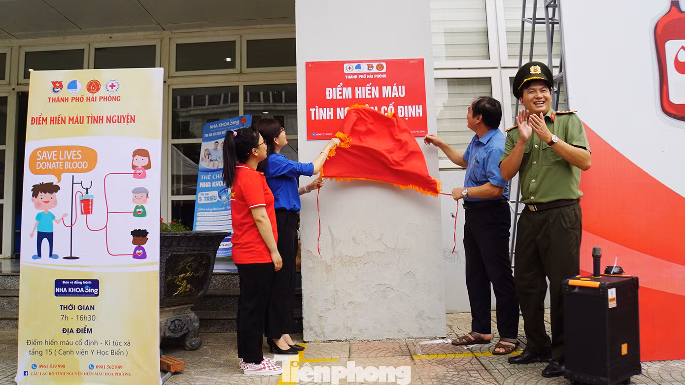 Cũng trong buổi sáng 26/5, các đại biểu đoàn công tác số 4 (TƯ Đoàn) đã thực hiện nghi thức ra mắt "Điểm hiến máu tình nguyện cố định" và tham gia ngày hội hiến máu tình nguyện năm 2024 diễn ra tại khu nhà ở sinh viên, thuộc phường Kênh Dương (quận Lê Chân, TP Hải Phòng).