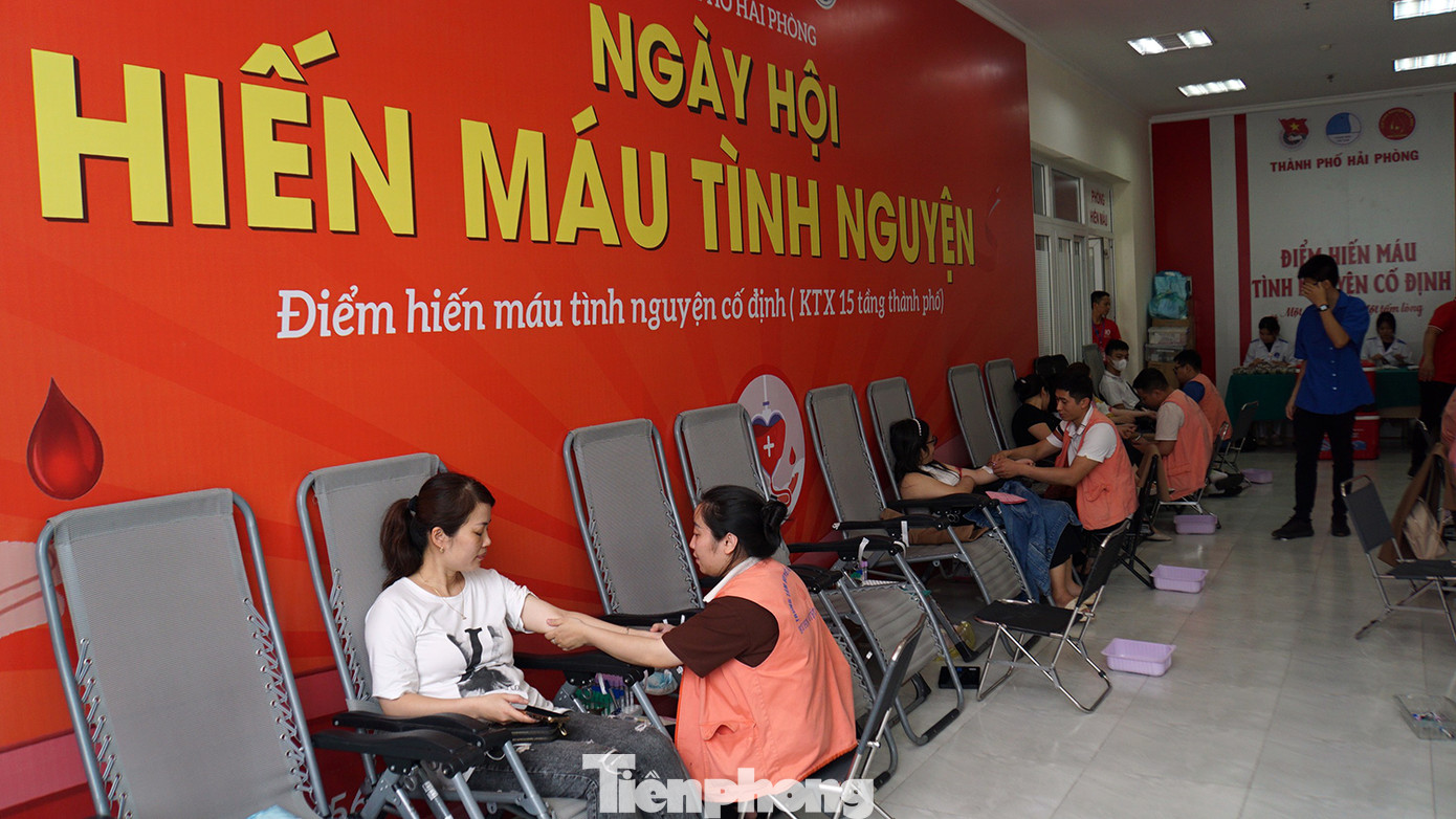 Trong buổi ra mắt "Điểm hiến máu tình nguyện cố định" tại TP Hải Phòng, hàng trăm đoàn viên thanh niên, người dân thành phố Cảng đã tới đăng ký hiến máu. Với việc ra mắt điểm hiến máu cố định sẽ góp phần tạo điều kiện thuận lợi cho người hiến máu có thể thường xuyên, chủ động lựa chọn thời gian phù hợp với cá nhân, không cần phải chờ tới các đợt phát động hiến máu. Qua đó, nâng cao hiệu quả công tác tiếp nhận máu liên tục, mở rộng các đối tượng hiến, giúp người bệnh được hỗ trợ cấp cứu và điều trị kịp thời. Trong buổi ra mắt "Điểm hiến máu tình nguyện cố định" tại TP Hải Phòng, hàng trăm đoàn viên thanh niên, người dân thành phố Cảng đã tới đăng ký hiến máu. Với việc ra mắt điểm hiến máu cố định sẽ góp phần tạo điều kiện thuận lợi cho người hiến máu có thể thường xuyên, chủ động lựa chọn thời gian phù hợp với cá nhân, không cần phải chờ tới các đợt phát động hiến máu. Qua đó, nâng cao hiệu quả công tác tiếp nhận máu liên tục, mở rộng các đối tượng hiến, giúp người bệnh được hỗ trợ cấp cứu và điều trị kịp thời.