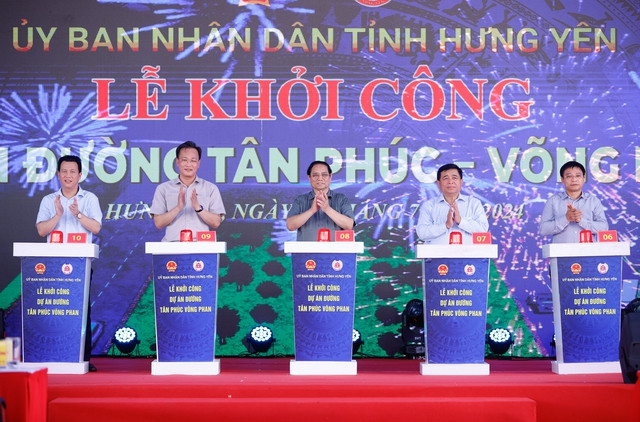 Thủ tướng Phạm Minh Chính và các đại biểu ấn nút khởi công dự án. Ảnh: Nhật Bắc/VGP Thủ tướng Phạm Minh Chính và các đại biểu ấn nút khởi công dự án. Ảnh: Nhật Bắc/VGP