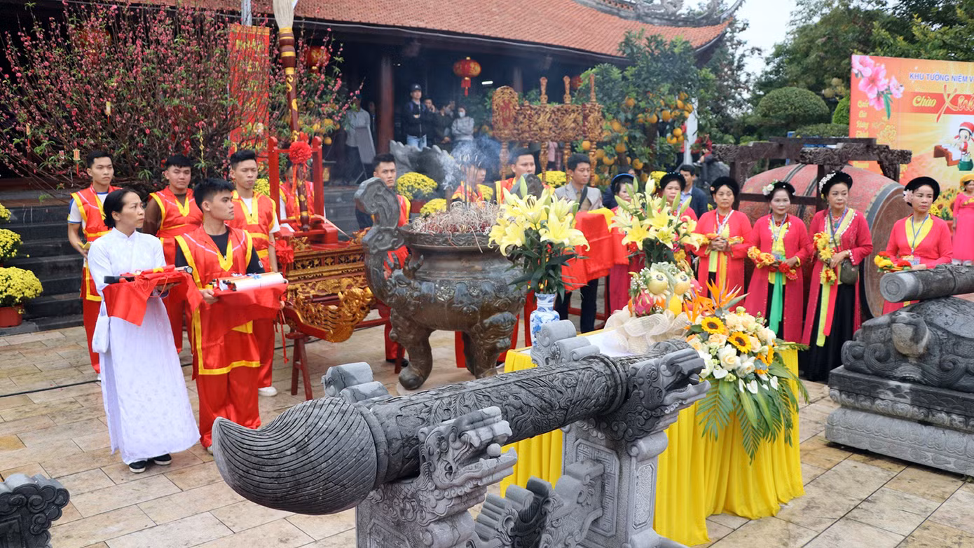 Sau khi hoàn tất màn rước bút trang nghiêm từ Văn miếu Xuân La (xã Thanh Sơn, huyện Kiến Thụy) mở đầu chương trình Lễ hội Khai bút đầu Xuân Giáp Thìn 2024, tiếp đến nghi thức an vị bút, tấu trình chúc văn khai bút và đánh trống khai hội.