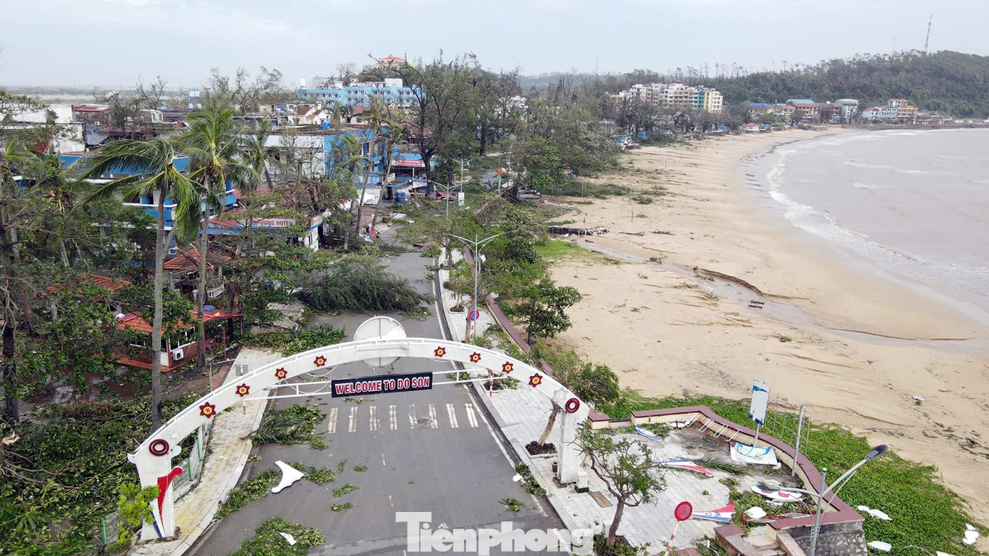 Sáng 8/9, nhiều giờ sau khi bão số 3 (YAGI) đổ bộ, dù trời quang, không mưa nhưng khu vực biển Đồ Sơn (thành phố Hải Phòng) gió vẫn rất mạnh. Sau khi bão tan, khu vực quận Đồ Sơn tan hoang. Sáng 8/9, nhiều giờ sau khi bão số 3 (YAGI) đổ bộ, dù trời quang, không mưa nhưng khu vực biển Đồ Sơn (thành phố Hải Phòng) gió vẫn rất mạnh. Sau khi bão tan, khu vực quận Đồ Sơn tan hoang.