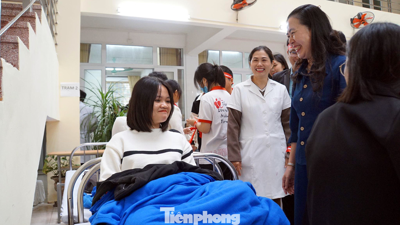 Bà Trần Thị Bích Hằng - Phó Chủ tịch UBND tỉnh Thái Bình cùng các đại biểu tới thăm hỏi, trò chuyện và động viên các tình nguyện viên hiến máu.