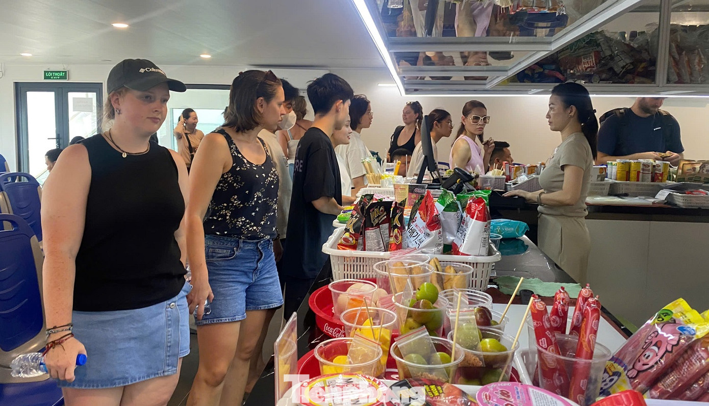 Du khách trải nghiệm dịch vụ trên phà mới. Du khách trải nghiệm dịch vụ trên phà mới.