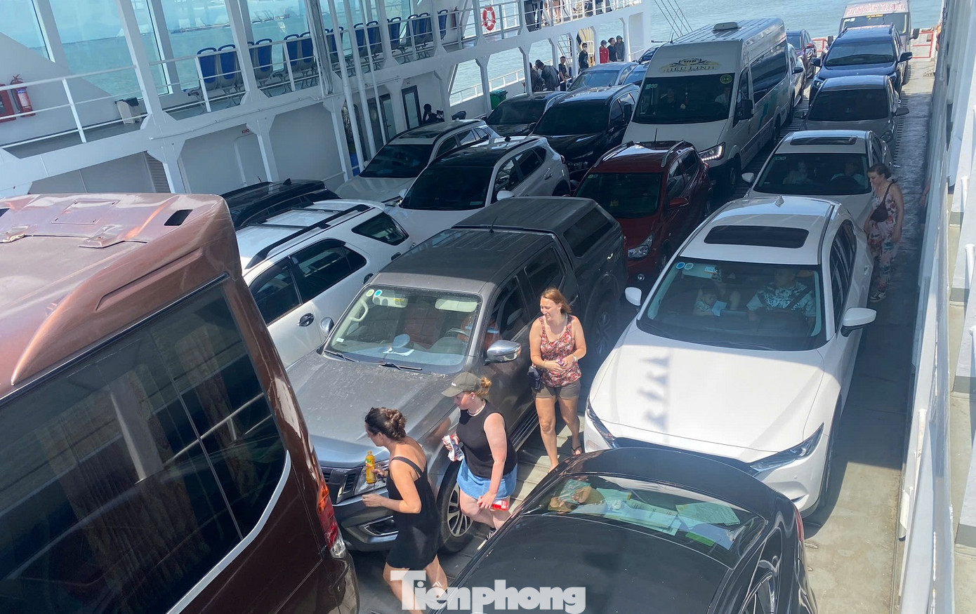 3 phà mới chở khách du lịch ra Cát Bà dịp nghỉ lễ 2/9. 3 phà mới chở khách du lịch ra Cát Bà dịp nghỉ lễ 2/9.