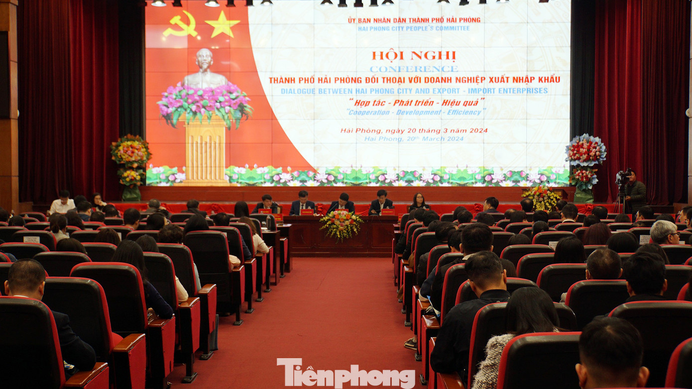 Toàn cảnh hội nghị đối thoại với các doanh nghiệp XNK tại Hải Phòng.