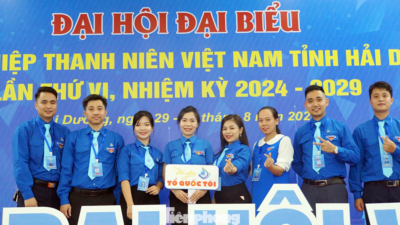 Các đại biểu chụp ảnh lưu niệm và trải nghiệm thực tế ảo. Các đại biểu chụp ảnh lưu niệm và trải nghiệm thực tế ảo.