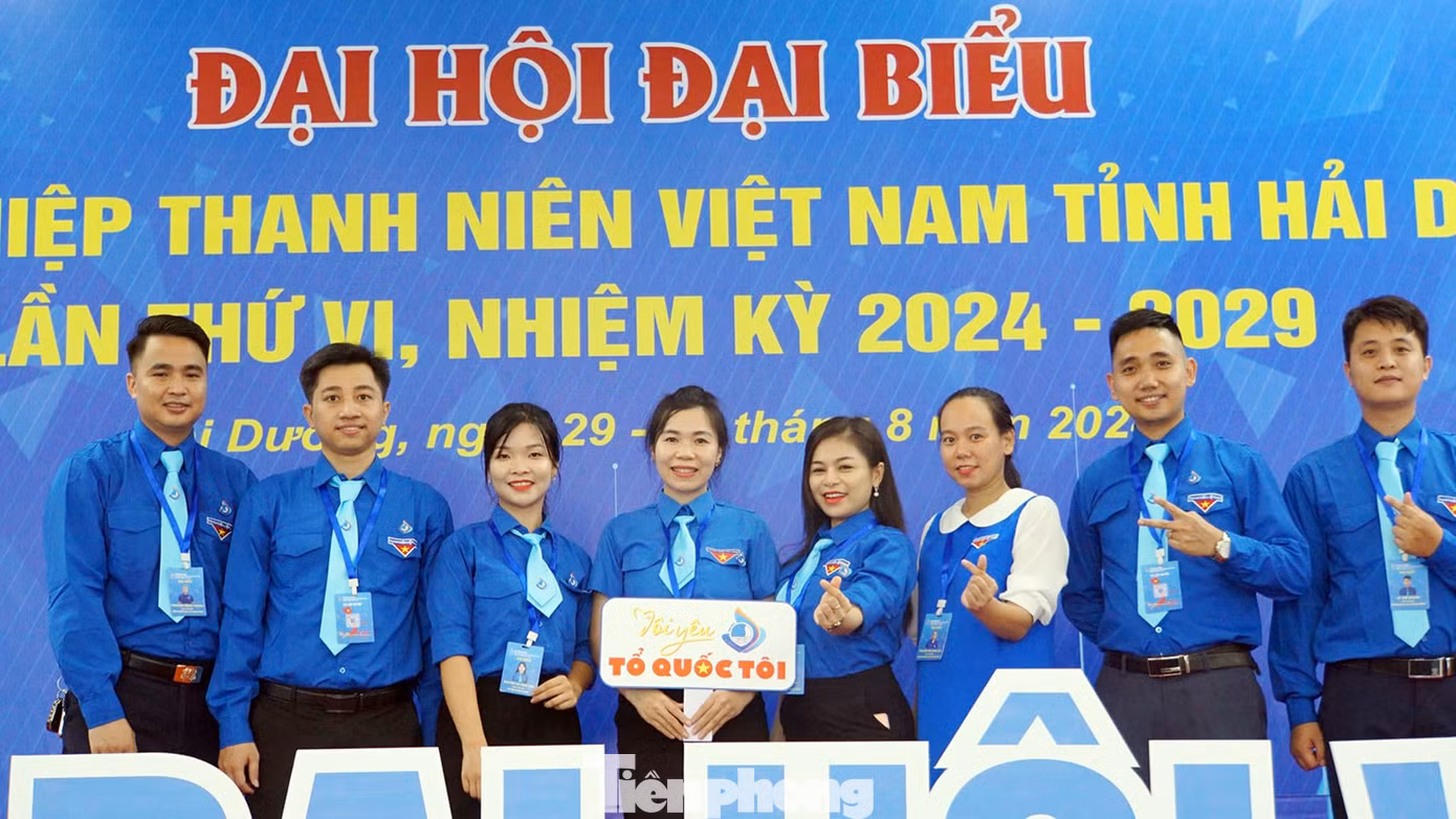 Các đại biểu chụp ảnh lưu niệm và trải nghiệm thực tế ảo.