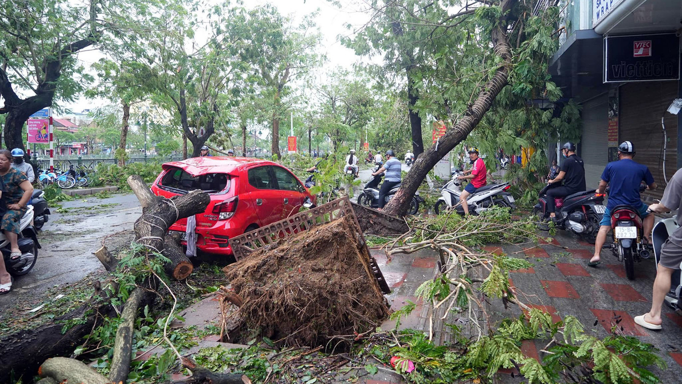 Hàng nghìn cây xanh đô thị đổ gãy, bật gốc tại khắp các tuyến phố Hải Phòng.