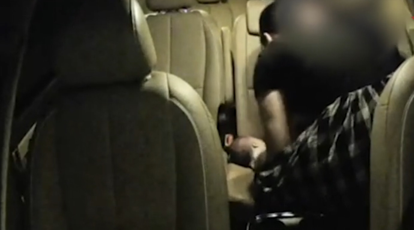 Hình ảnh nữ điều dưỡng cứu bé bị sặc sữa ngưng tim, tím tái khi đang trên taxi tới bệnh viện. Hình ảnh nữ điều dưỡng cứu bé bị sặc sữa ngưng tim, tím tái khi đang trên taxi tới bệnh viện.