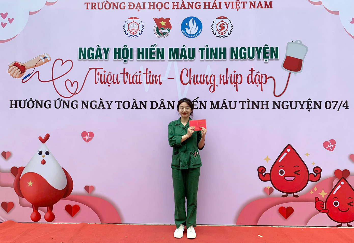 Nữ sinh Phạm Kiều Trang lần đầu hiến máu tình nguyện. Nữ sinh Phạm Kiều Trang lần đầu hiến máu tình nguyện.