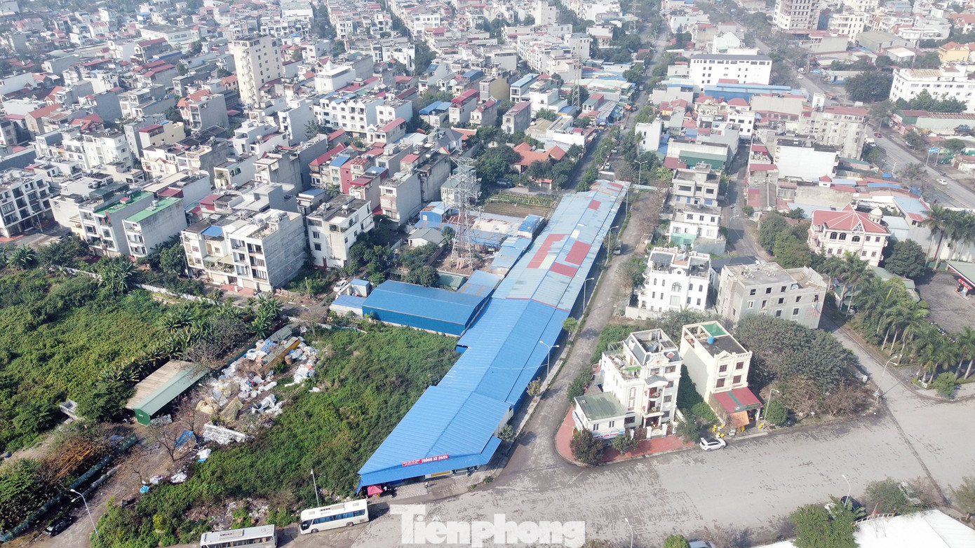 Hàng lang lưới điện được quây tôn làm bãi đỗ xe, dựng nhà khung thép làm ki-ốt bán hàng, tập kết rác thải, nhà khung thép dựng dưới chân cột điện cao thế... trong khu đô thị mới phường Đằng Hải (quận Hải An, TP Hải Phòng).
