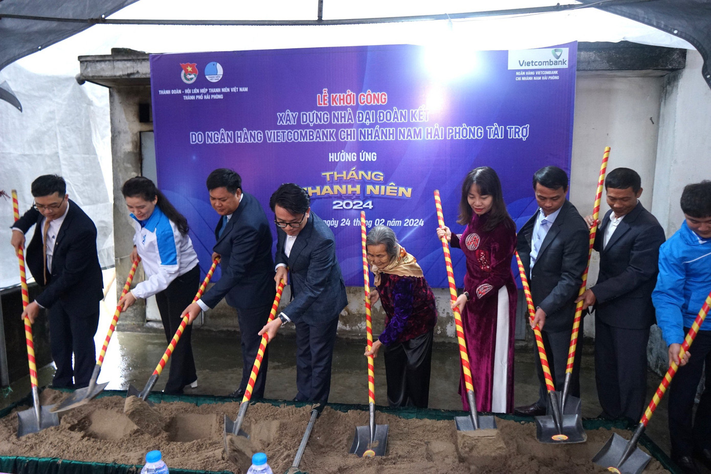 Các đại biểu dự Lễ khởi công xây dựng "Nhà Đại đoàn kết", "Nhà Khăn quàng đỏ" hưởng ứng Tháng Thanh niên 2024 tại Hải Phòng.