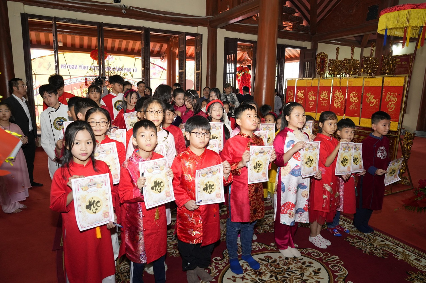 Các em học sinh mang chữ, nguyện vọng, ước mơ vào Đền thờ Trạng nguyên Lê Ích Mộc làm lễ sau khi khai hội.