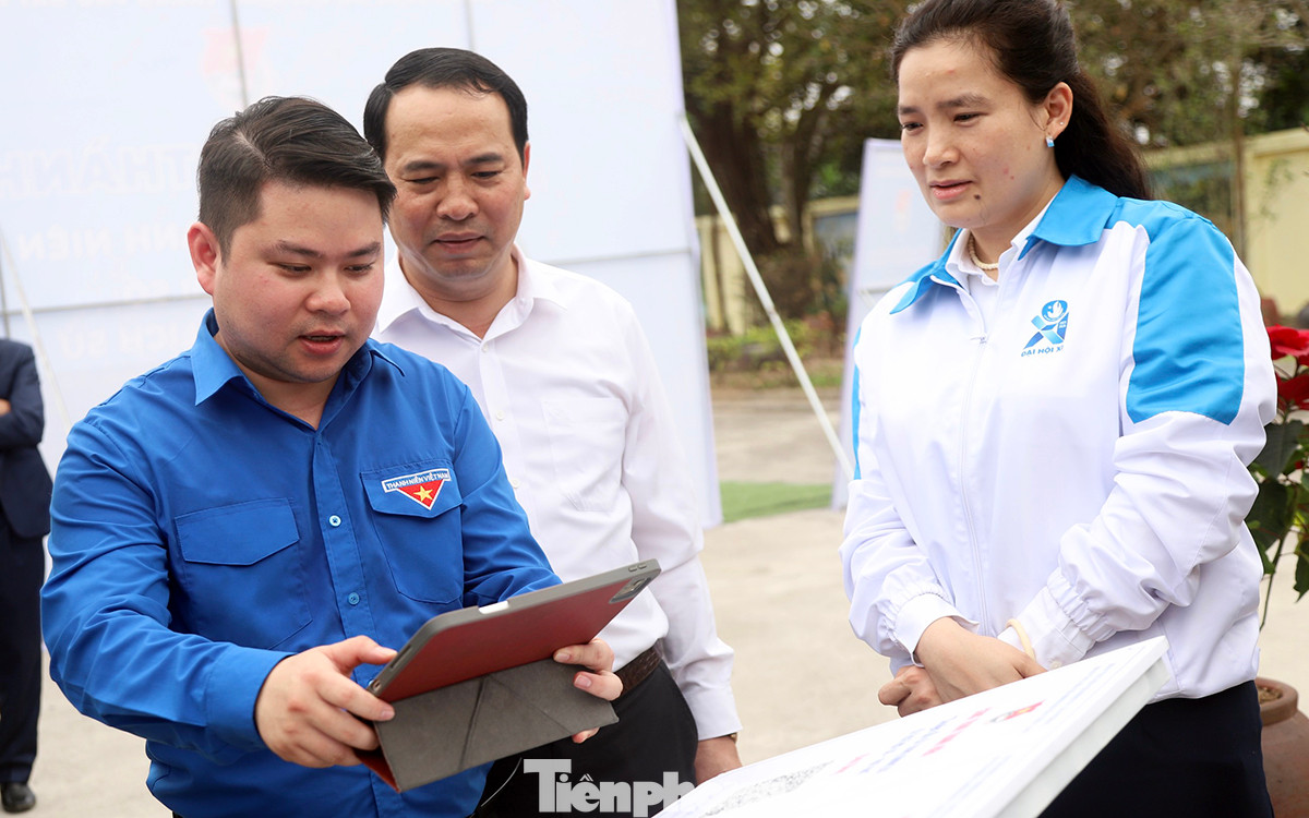 Các bạn trẻ hướng dẫn đoàn viên, người dân, du khách tra cứu thông tin tại các điểm di tích lịch sử gắn QR code. Các bạn trẻ hướng dẫn đoàn viên, người dân, du khách tra cứu thông tin tại các điểm di tích lịch sử gắn QR code.