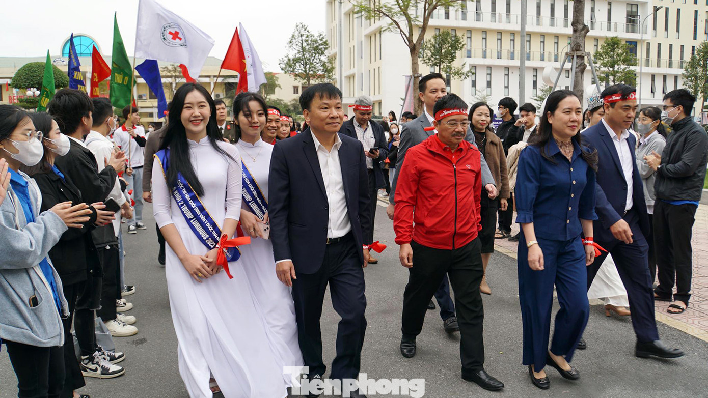 Ngày 21/1, Báo Tiền Phong phối hợp với Trường Đại học Y dược Thái Bình tổ chức ngày Chủ Nhật Đỏ lần thứ XVI năm 2024 để vận động tình nguyện viên, các bạn trẻ, sinh viên tham gia hiến máu tình nguyện.