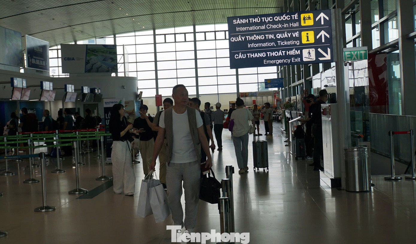 Tại khu vực sảnh thủ tục quốc tế chỉ lác đác một số khách du lịch nước ngoài làm thủ tục chuyến bay.