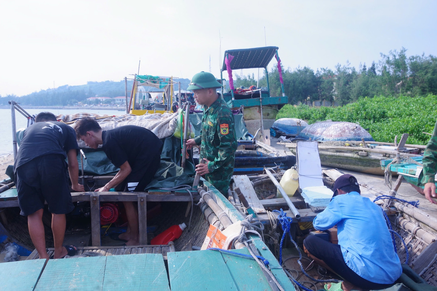 Tàu thuyền đánh cá của ngư dân được hướng dẫn chằng buộc, gia cố chắc chắn sau khi vào âu tàu Bạch Long Vĩ.