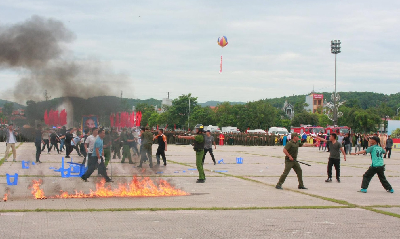 Tham dự buổi lễ, có hơn 2.700 cán bộ, chiến sỹ các đơn vị, lực lượng và 165 phương tiện diễn tập các tình huống xử lý các đối tượng tụ tập gây rối trật tự, gây thương tích, đua xe trái phép, bạo lực gia đình… Ảnh: D.T