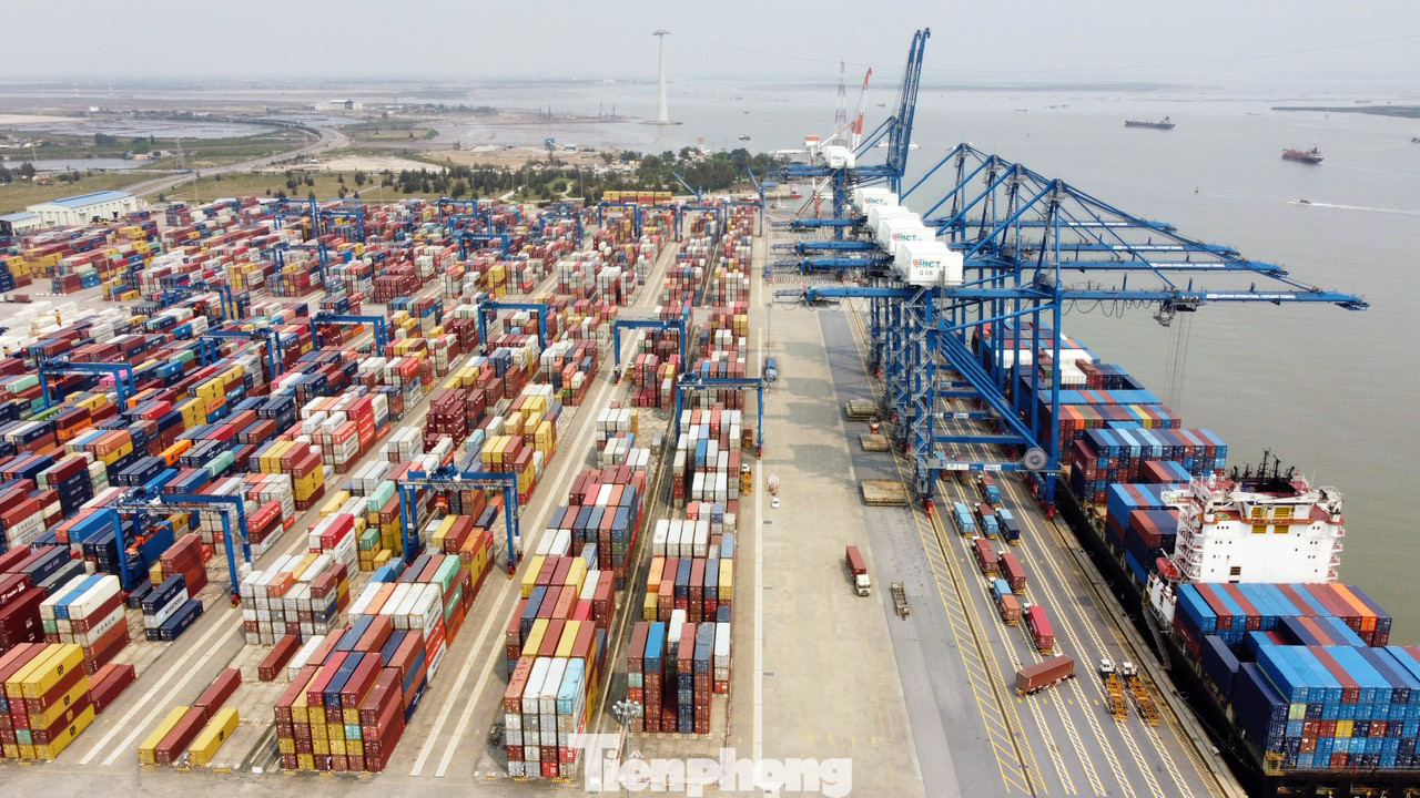 Một góc cảng nước sâu Lạch Huyện (Cát Hải, TP Hải Phòng), điểm cuối dự án đường sắt Lào Cai - Hà Nội - Hải Phòng.