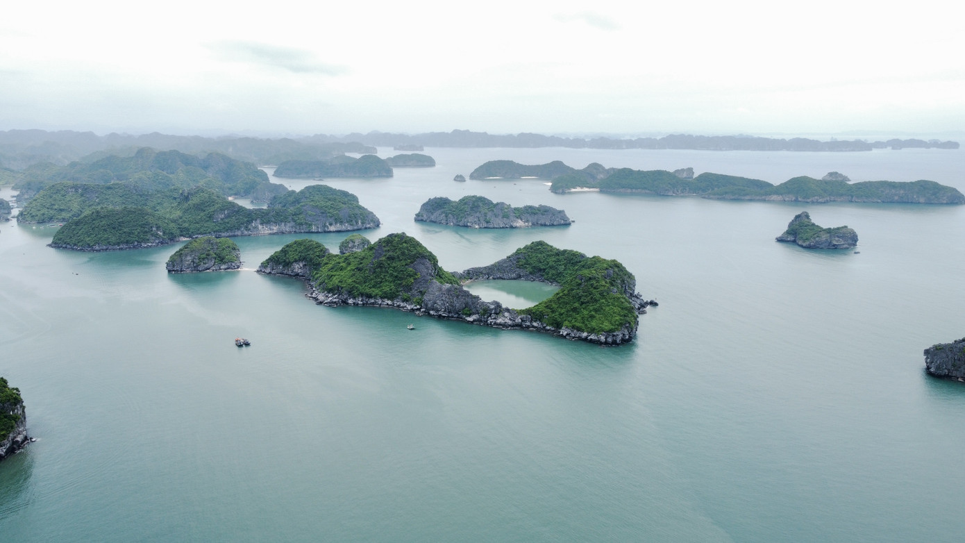 Vùng biển Cát Bà, thành phố Hải Phòng. Vùng biển Cát Bà, thành phố Hải Phòng.