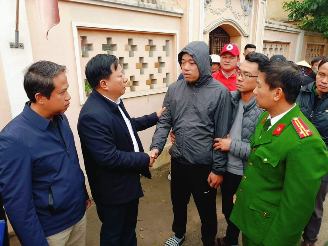 Lãnh đạo UBND thành phố, Công an thành phố, huyện Vĩnh Bảo thăm hỏi, động viên gia đình nạn nhân. Lãnh đạo UBND thành phố, Công an thành phố, huyện Vĩnh Bảo thăm hỏi, động viên gia đình nạn nhân.