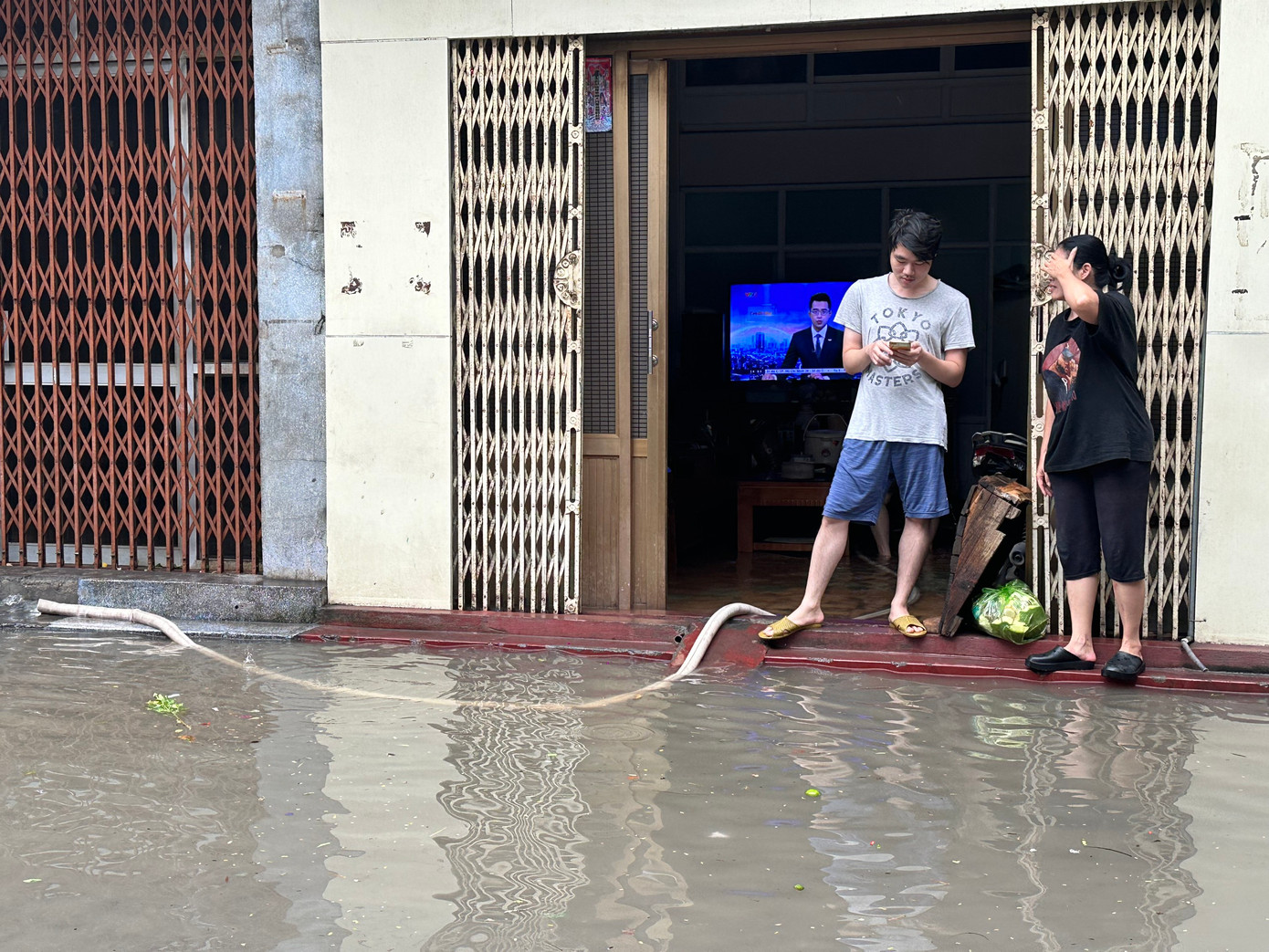 Trong khi đó, nhiều hộ dân trên phố Lê Chân, Cầu Đất phải dùng bơm hút nước từ nhà ra ngoài.