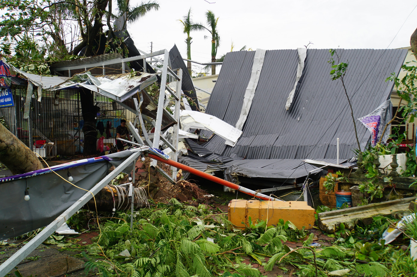 Nhiều công trình tại các cơ quan, đơn vị, nhà xưởng, nhà dân trên địa bàn thành phố hư hỏng, đổ sập. Nhiều công trình tại các cơ quan, đơn vị, nhà xưởng, nhà dân trên địa bàn thành phố hư hỏng, đổ sập.