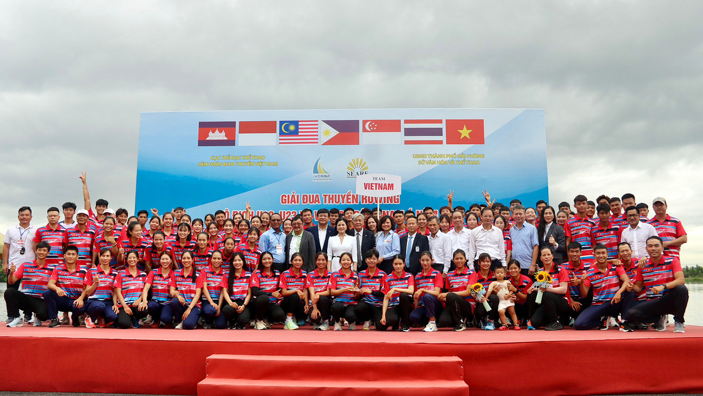 Các đại biểu chụp ảnh khai mạc với các vận động viên, ban huấn luyện của các quốc gia tham dự. Các đại biểu chụp ảnh khai mạc với các vận động viên, ban huấn luyện của các quốc gia tham dự.