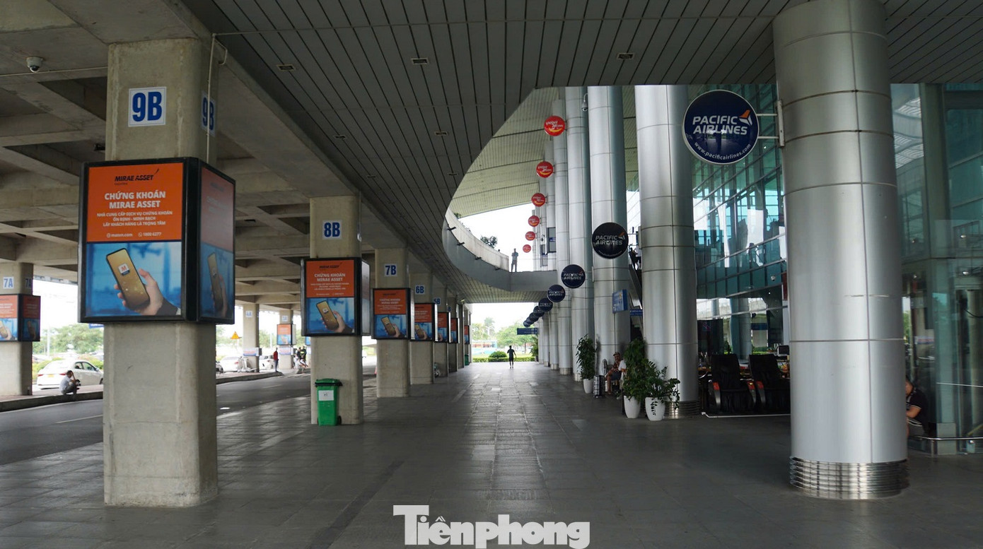 Ghi nhận của phóng viên chiều 6/9, sân bay quốc tế Cát Bi vắng vẻ hơn so với những ngày thường sau khi lực lượng chức năng thông báo về kế hoạch tạm dừng hoạt động để đảm bảo an toàn, phòng chống bão số 3.