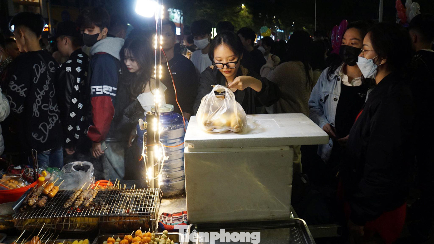 Các hàng quán ăn vặt cũng tranh thủ bán giữa đường phố trung tâm Hải Phòng.