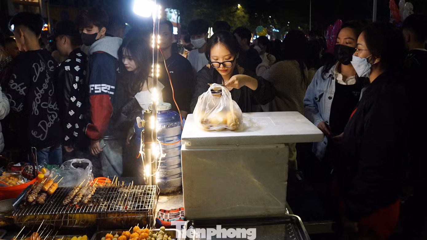 Các hàng quán ăn vặt cũng tranh thủ bán giữa đường phố trung tâm Hải Phòng. Các hàng quán ăn vặt cũng tranh thủ bán giữa đường phố trung tâm Hải Phòng.