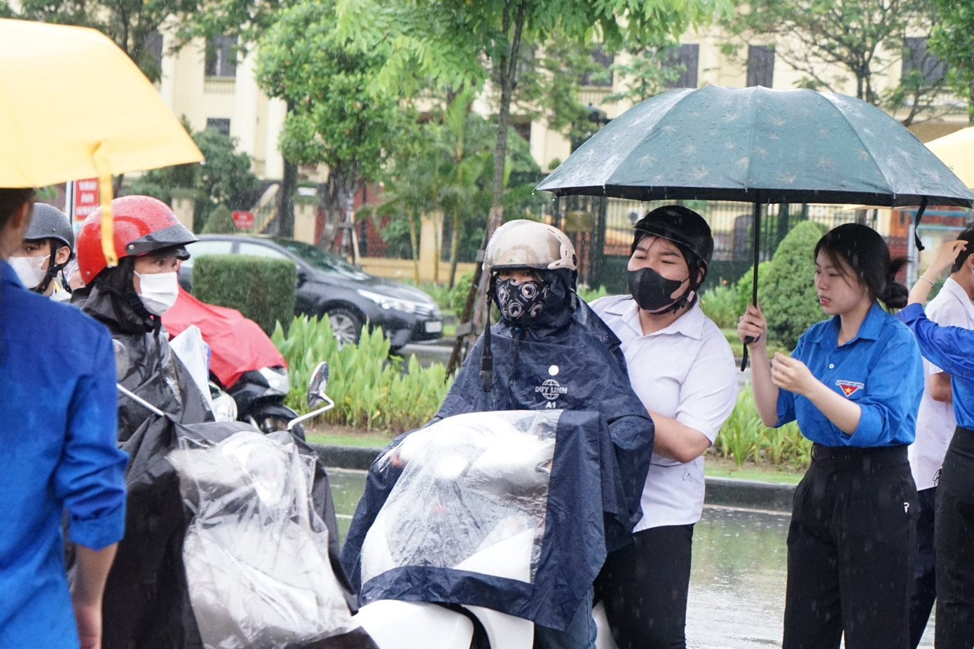 Phụ huynh đưa con em tới điểm thi Trường THPT Lê Quý Đôn (quận Hải An, TP Hải Phòng) dự kỳ thi tốt nghiệp THPT năm 2024.