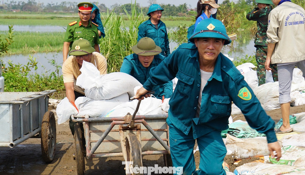 Ghi nhận của PV Tiền Phong, mặc dù nước sông đã rút, song lực lượng quân đội, công an, dân quân tự vệ, đoàn viên thanh niên tình nguyện vẫn duy trì hàng chục cán bộ ứng trực hộ đê, sẵn sàng các phương án cần thiết, đặc biệt thời điểm triều cường dâng kết hợp với nước lũ thượng nguồn đổ về.