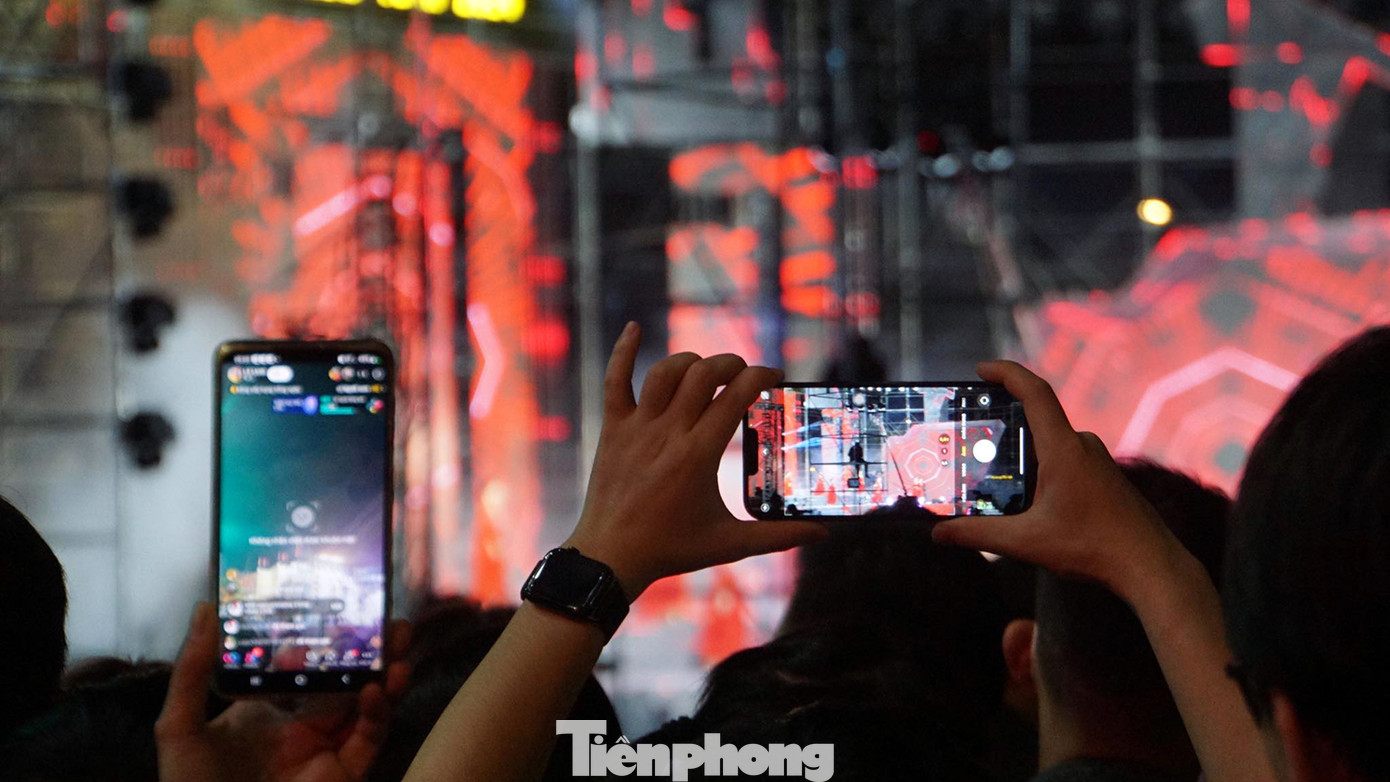 Hàng vạn khán giả thích thú với các tiết mục biểu diễn âm nhạc, nghệ thuật. Hàng trăm người sử dụng điện thoại ghi lại khoảng khắc vui tươi đón năm mới tại Nhà hát thành phố cảng.