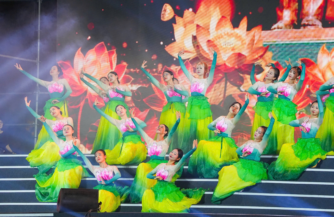 Chương trình nghệ thuật với chủ đề "Tình sâu nghĩa nặng" với nhiều tiết mục được dàn dựng công phu, với sự tham gia của nhiều nghệ sĩ, ca sĩ.