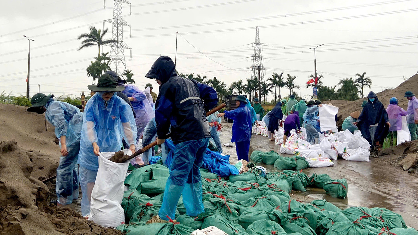Bên cạnh đó, các bạn trẻ tỉnh Hưng Yên rất tích cực tham gia đóng bao đất cát rồi vận chuyển tới các khu vực đê xung yếu gia cố, đắp bờ, ngăn nước tràn vào khu dân cư.