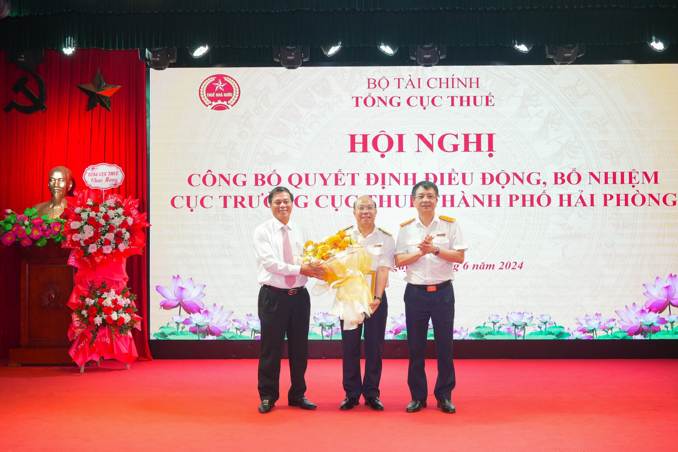 Ông Nguyễn Tiến Trường (giữa ảnh) nhận quyết định bổ nhiệm giữ chức Cục trưởng Cục Thuế Hải Phòng.