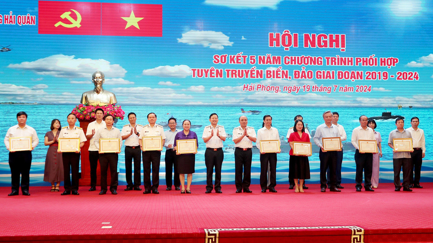 Các đơn vị, tổ chức, cá nhân được tuyên dương trong công tác tuyên truyền về biển, đảo.