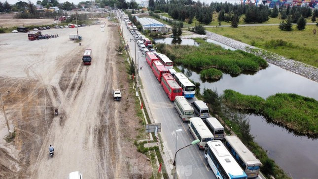 Ô tô khách nối đuôi nhau hàng trăm mét chờ lên phà Gót ra đảo Cát Bà mùa du lịch.