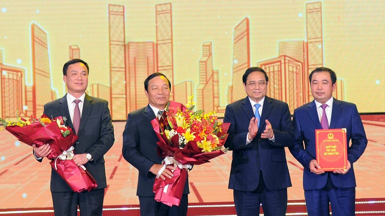 Thủ tướng Chính phủ Phạm Minh Chính trao quyết định phê duyệt quy hoạch tỉnh Hải Dương thời kỳ 2021-2030, tầm nhìn đến năm 2050 cho lãnh đạo tỉnh Hải Dương. Ảnh: Báo Hải dương Thủ tướng Chính phủ Phạm Minh Chính trao quyết định phê duyệt quy hoạch tỉnh Hải Dương thời kỳ 2021-2030, tầm nhìn đến năm 2050 cho lãnh đạo tỉnh Hải Dương. Ảnh: Báo Hải dương