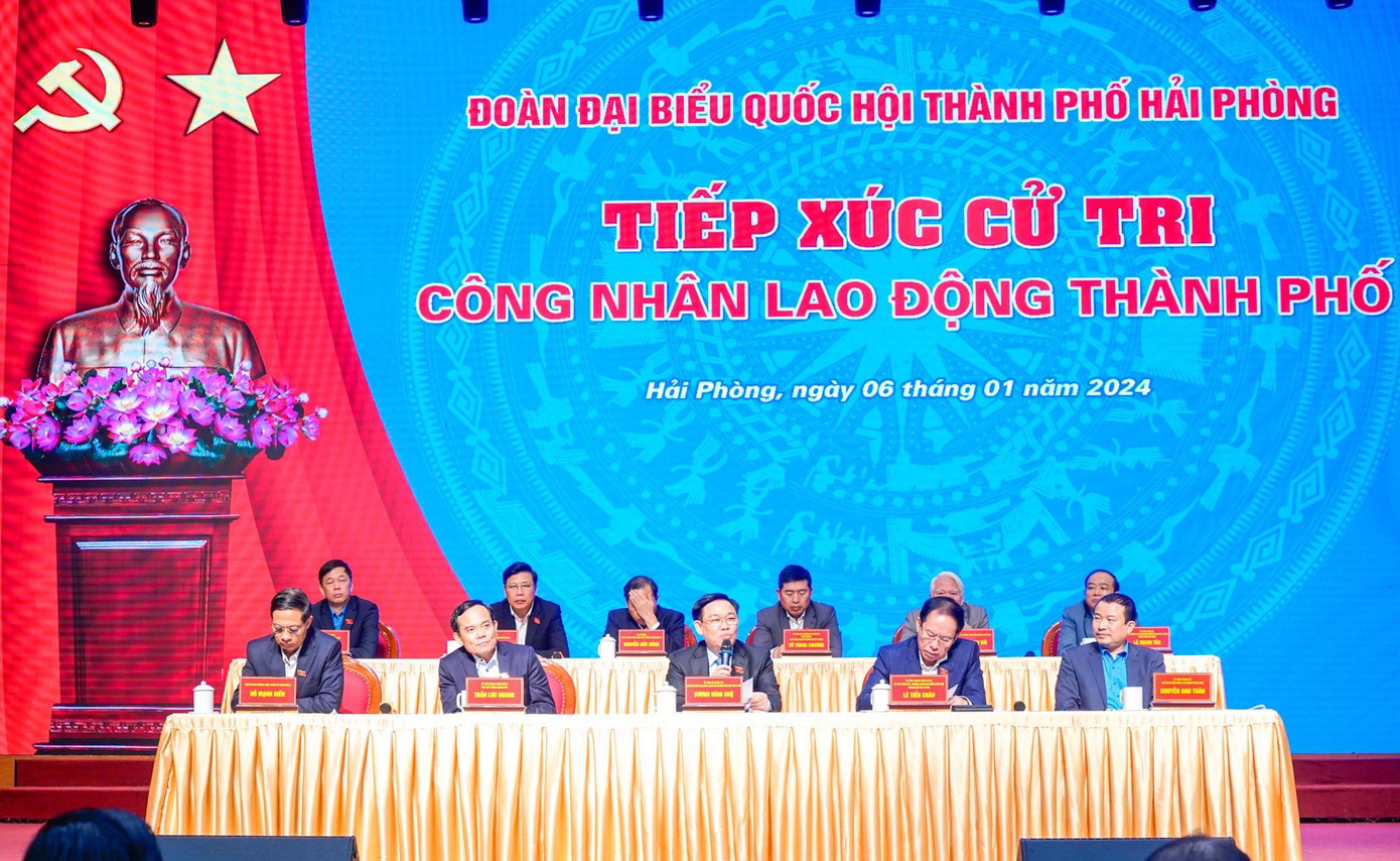 Chủ tịch Quốc hội Vương Đình Huệ tiếp xúc gần 700 công nhân, viên chức, người lao động Hải Phòng. Chủ tịch Quốc hội Vương Đình Huệ tiếp xúc gần 700 công nhân, viên chức, người lao động Hải Phòng.