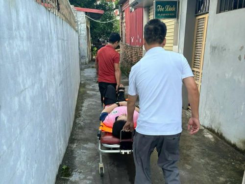 Một thí sinh được lực lượng y tế dùng xe cứu thương, cáng đưa vào điểm tại Trường THPT Thái Phiên.