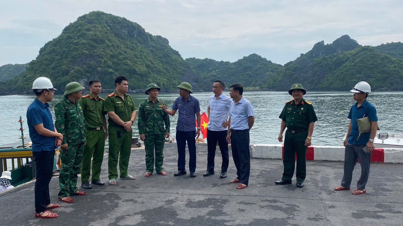 Ngày 6/9, UBND TP Hải Phòng giao UBND các quận/huyện trên địa bàn yêu cầu các phương tiện giao thông thủy đã về nơi neo đậu, di dời người già, trẻ em trên các tàu thuyền, lồng bè nuôi trồng thủy hải sản trên sông, trên biển, trên vịnh về nơi tránh bão an toàn. Trong ảnh: tổ công tác UBND huyện Cát Hải phối hợp cùng lực lượng công an, bộ đội biên phòng triển khai công tác tuyên truyền, vận động, hỗ trợ ngư dân di dời về nơi an toàn.