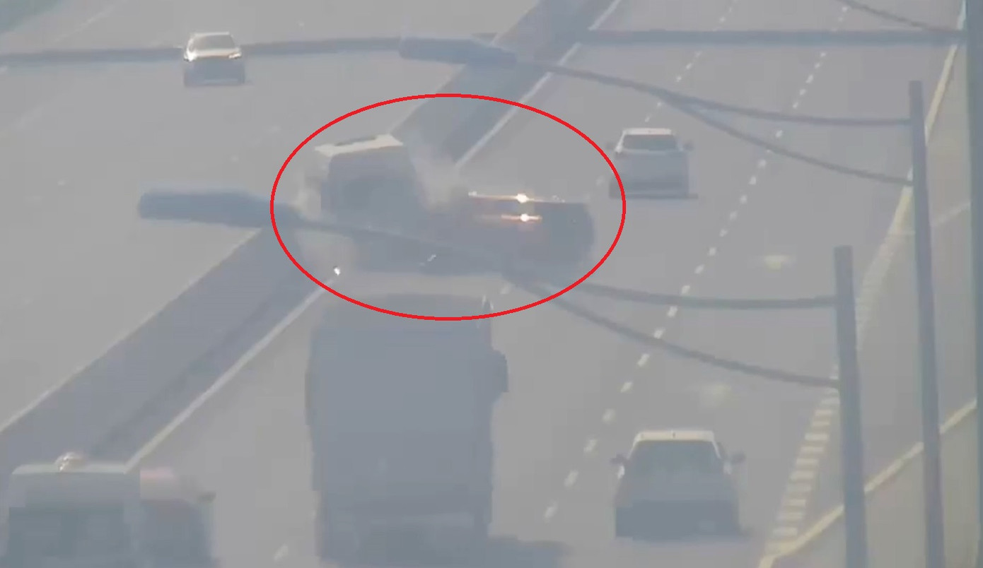 Hình ảnh vụ va chạm được camera giám sát trên cao tốc Hà Nội - Hải Phòng ghi lại sáng 11/7. Hình ảnh vụ va chạm được camera giám sát trên cao tốc Hà Nội - Hải Phòng ghi lại sáng 11/7.