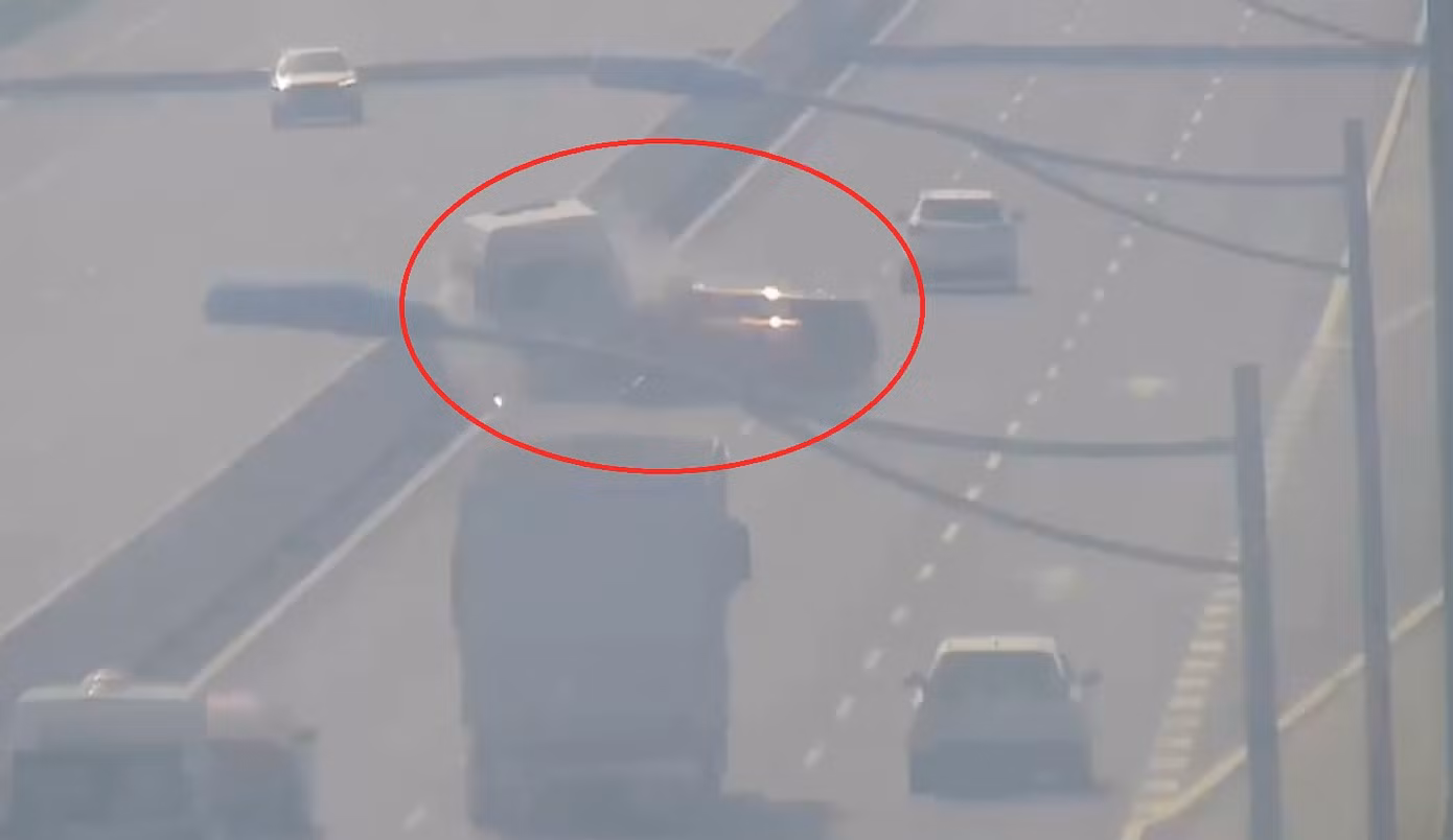 Khoảnh khắc va chạm liên hoàn tại làn đường có tốc độ 80-120km/h trên cao tốc Hà Nội - Hải Phòng khiến 2 người tử vong, 12 người bị thương. Ảnh: Cắt từ clip