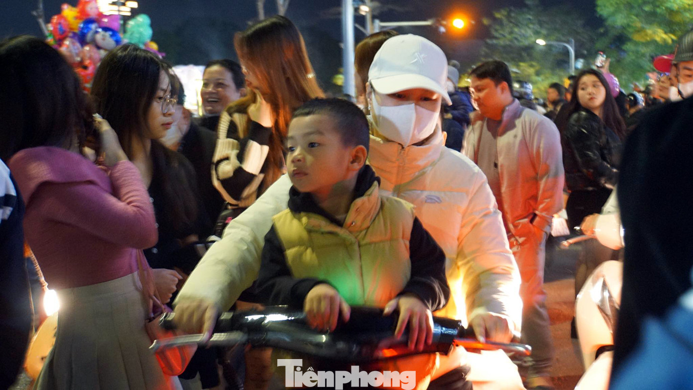 Nhiều phụ huynh lái xe máy chở trẻ em vào các tuyến phố xem pháo hoa bị kẹt cứng hàng giờ do quá tải.