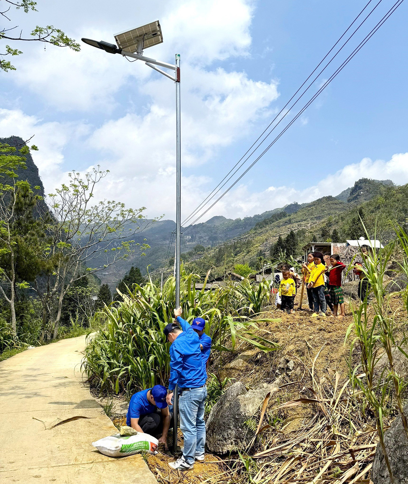 Lắp đặt 35 đèn điện sử dụng năng lượng mặt trời cho người dân bản xã Lũng Lầu (Đồng Văn, Hà Giang).