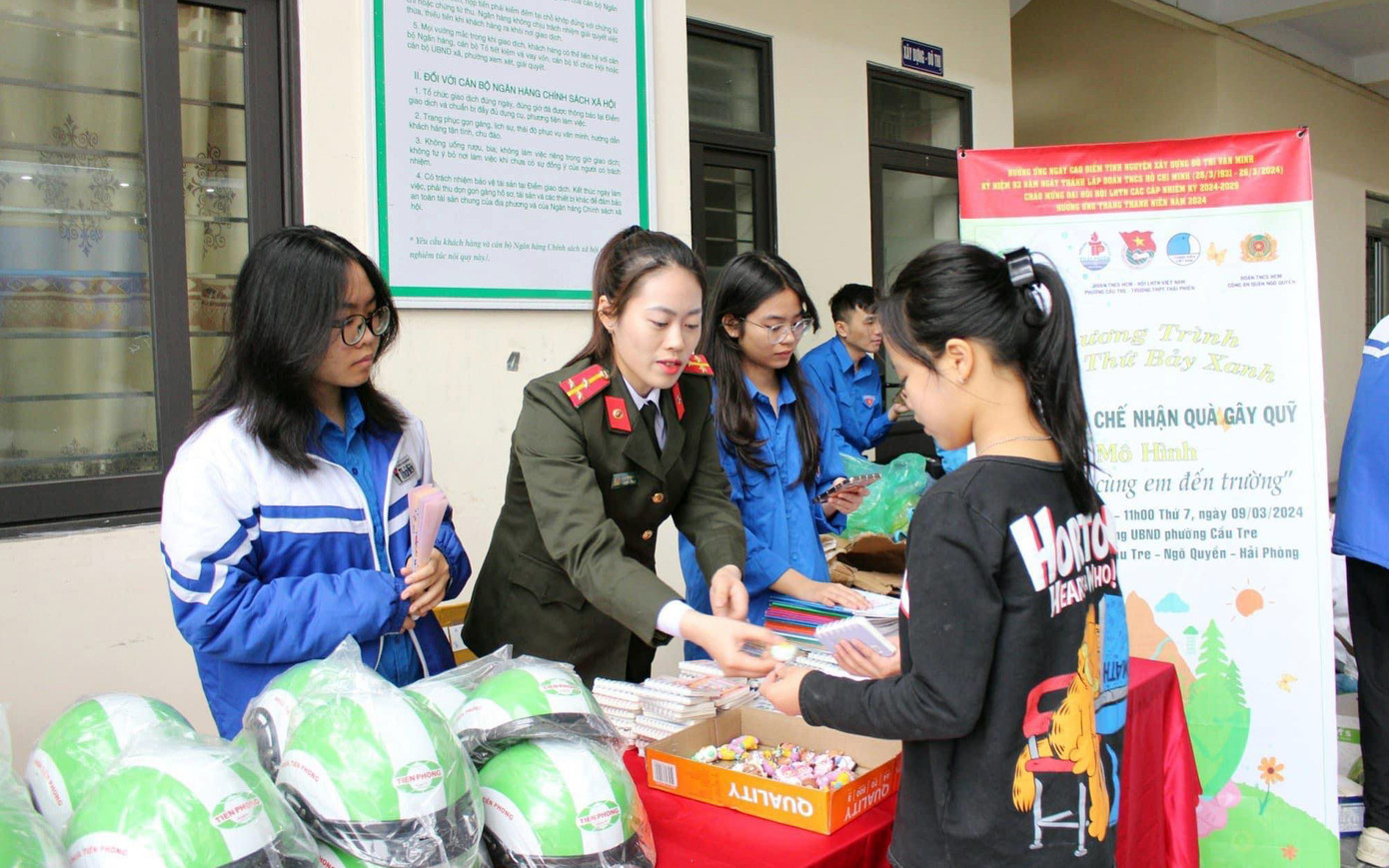 Đoàn Thanh niên phường Cầu Tre (quận Ngô Quyền) phối hợp Đoàn Thanh niên Công ty Nhựa Tiền Phong, Đoàn Thanh niên Công an quận Ngô Quyền tổ chức chương trình “Đổi rác tái chế nhận quà gây quỹ”.