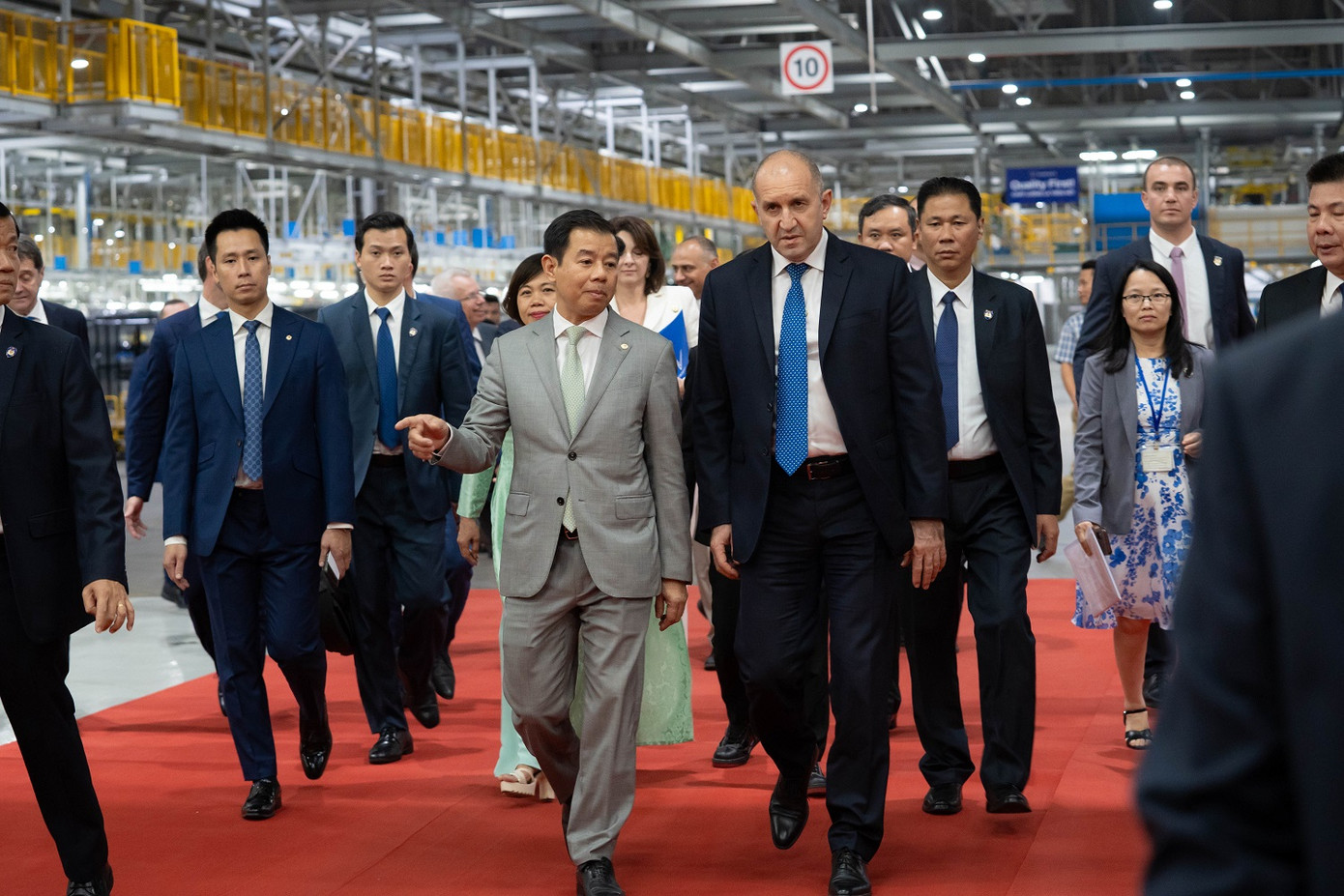 Tổng thống Bulgaria và đoàn công tác đi thăm Tổ hợp Nhà máy VinFast. Tổng thống Bulgaria và đoàn công tác đi thăm Tổ hợp Nhà máy VinFast.